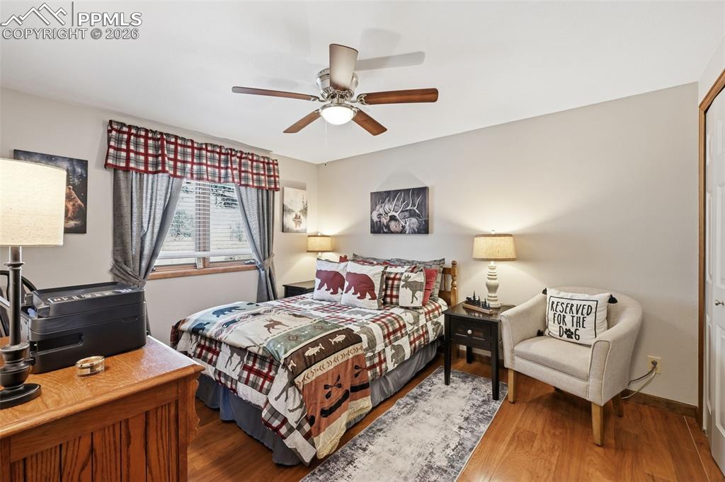 Image 18 of 50: Bedroom