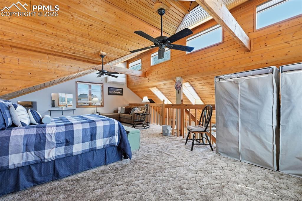 Image 19 of 50: Bedroom