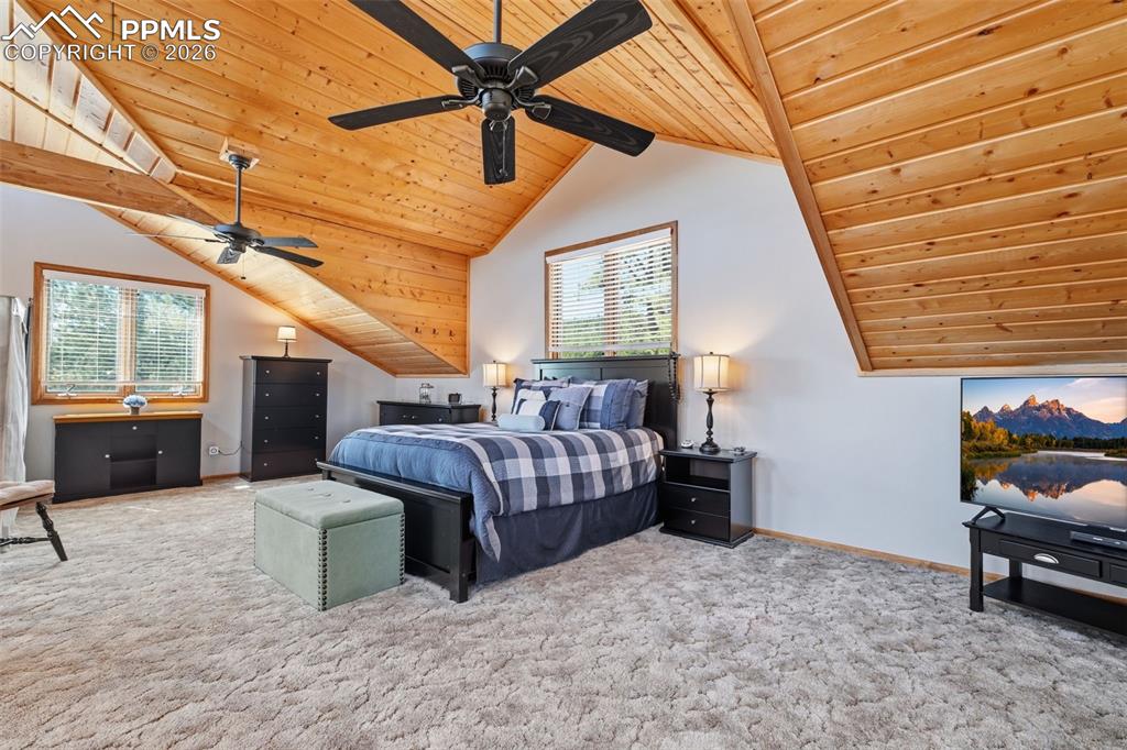 Image 23 of 50: Bedroom