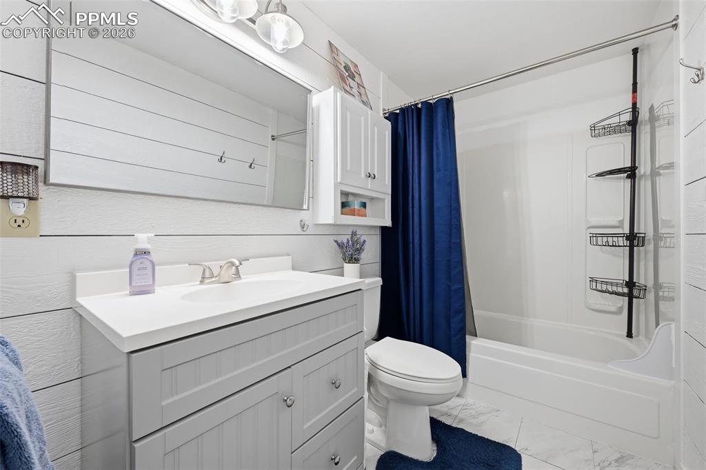 Image 24 of 50: Bathroom