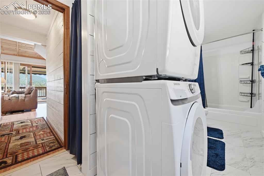 Image 25 of 50: Laundry