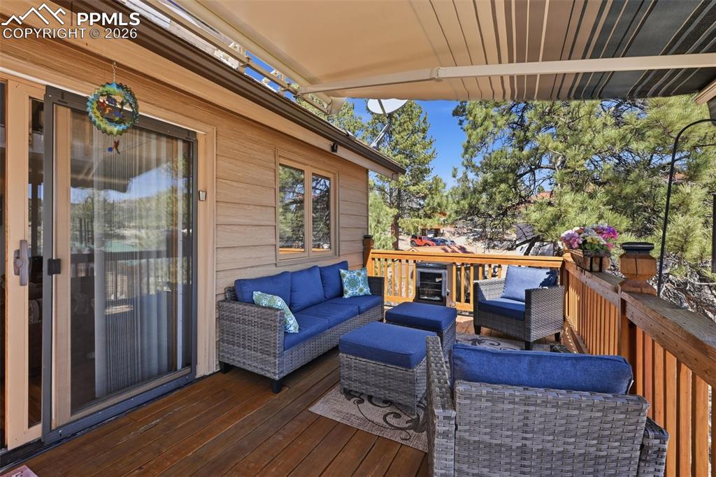 Image 28 of 50: Deck