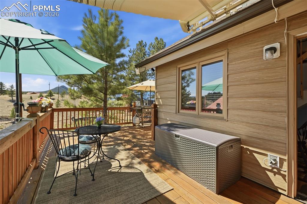 Image 29 of 50: Deck