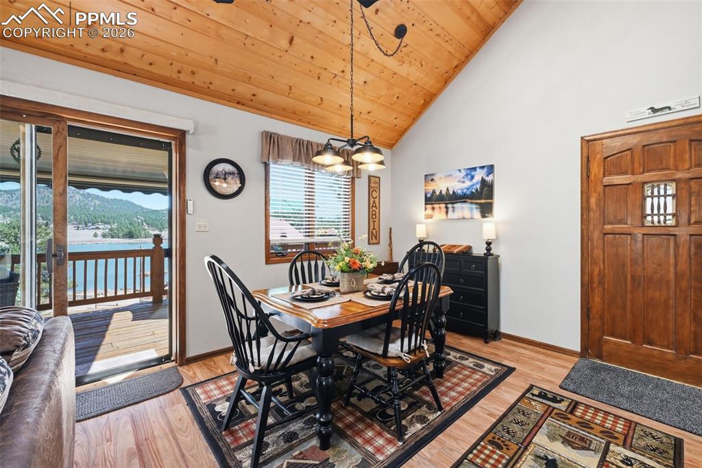 Image 8 of 50: Dining Area