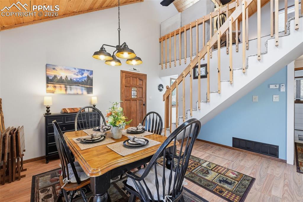 Image 9 of 50: Dining Area