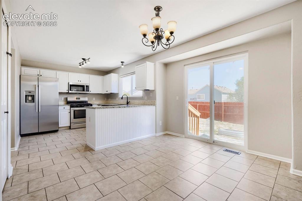 Image 11 of 31: Dining Area