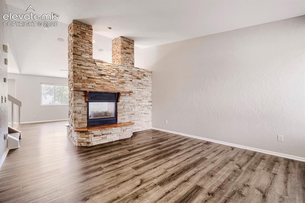 Image 6 of 31: Living Room