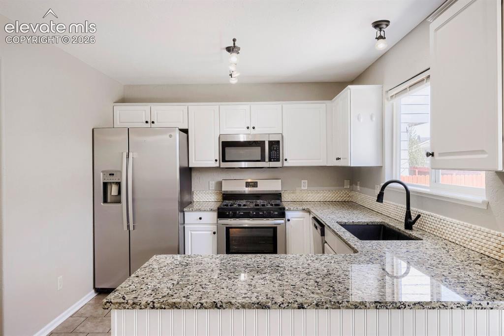 Image 7 of 31: Kitchen