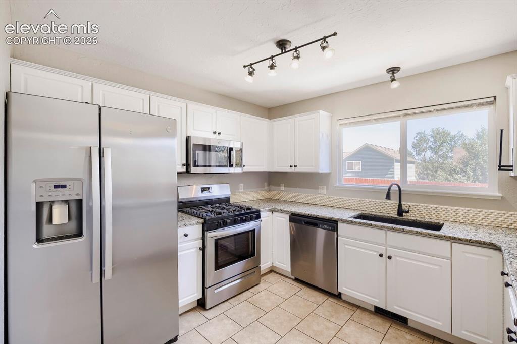 Image 9 of 31: Kitchen