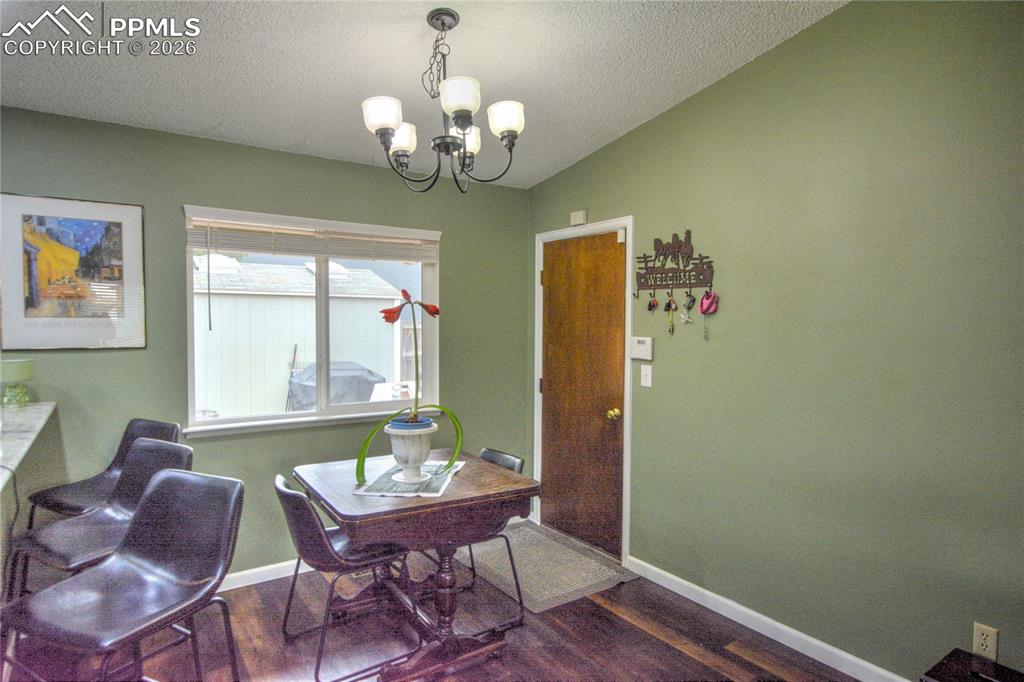 Image 12 of 35: Dining Area