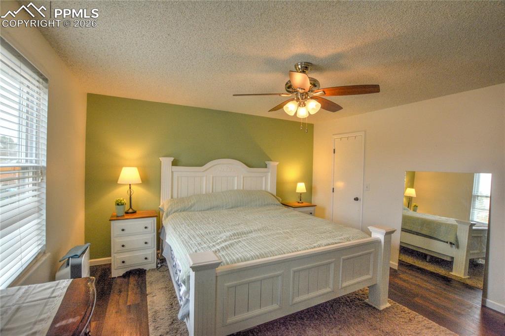 Image 14 of 35: Bedroom