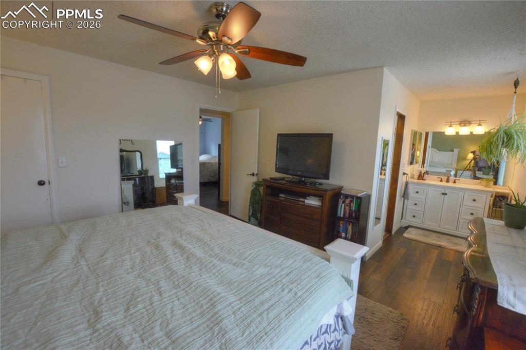 Image 16 of 35: Bedroom