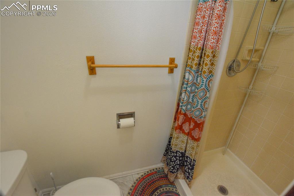 Image 17 of 35: Bathroom