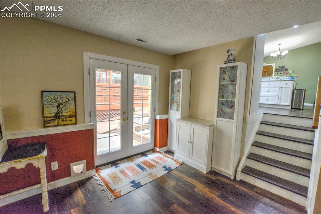 Image 21 of 35: Entry