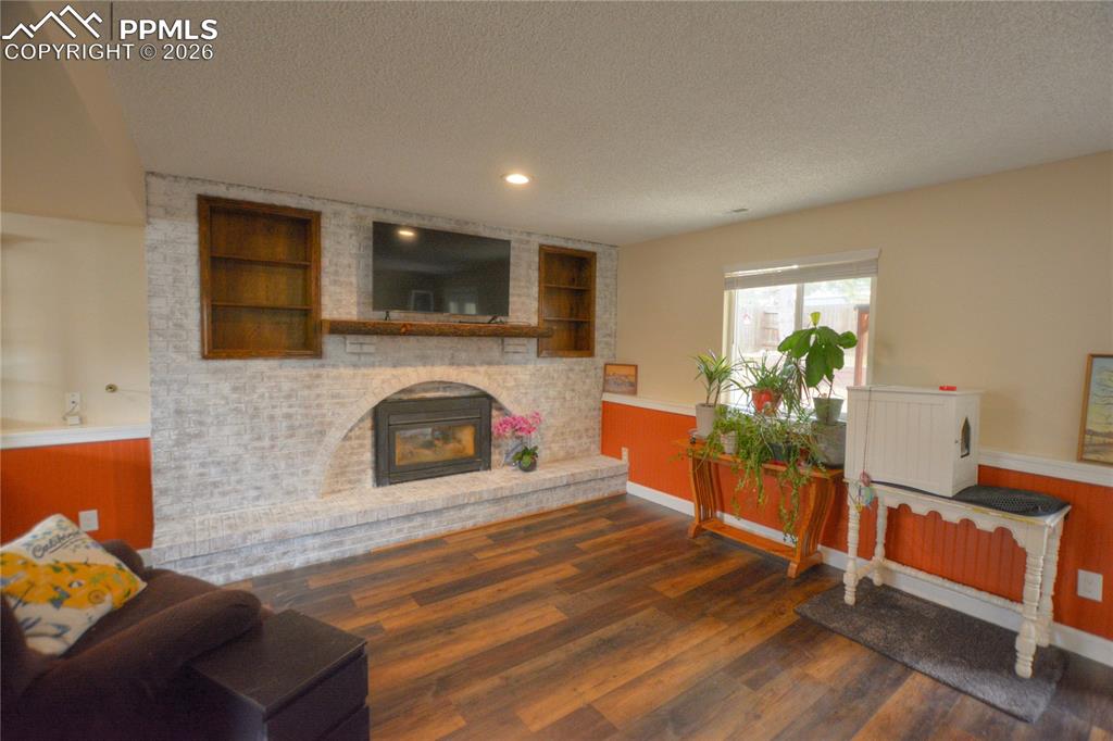 Image 23 of 35: Living Room