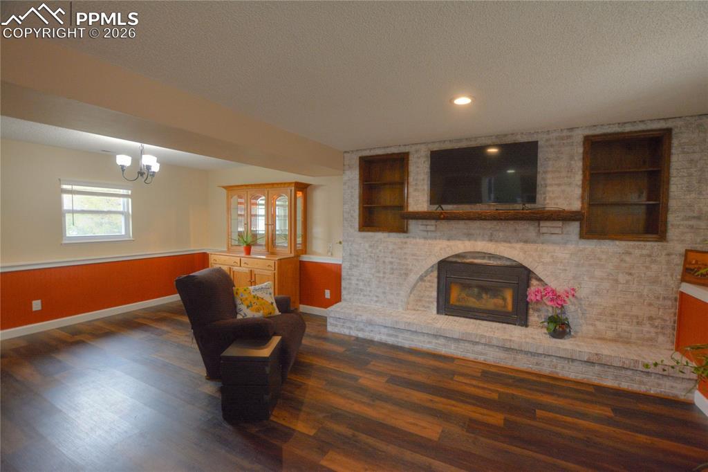 Image 24 of 35: Living Room