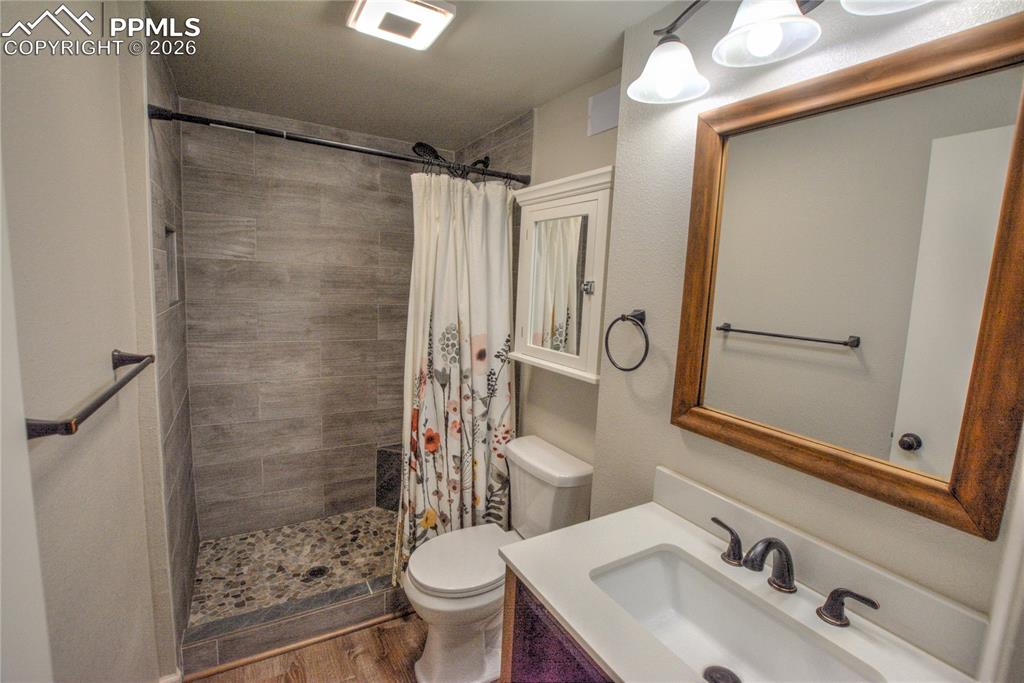 Image 29 of 35: Bathroom