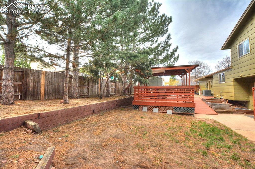 Image 30 of 35: Yard