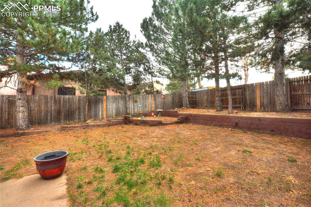 Image 31 of 35: Yard