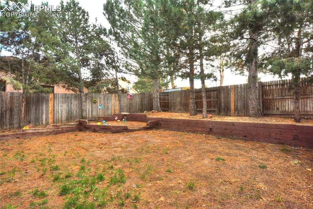 Image 32 of 35: Yard