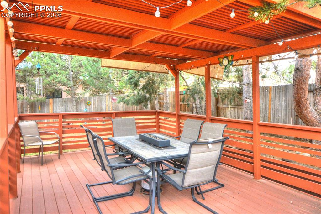 Image 34 of 35: Deck