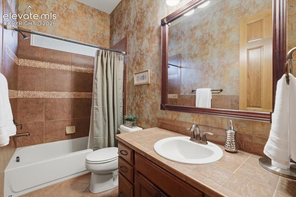 Image 19 of 32: Full Bathroom!