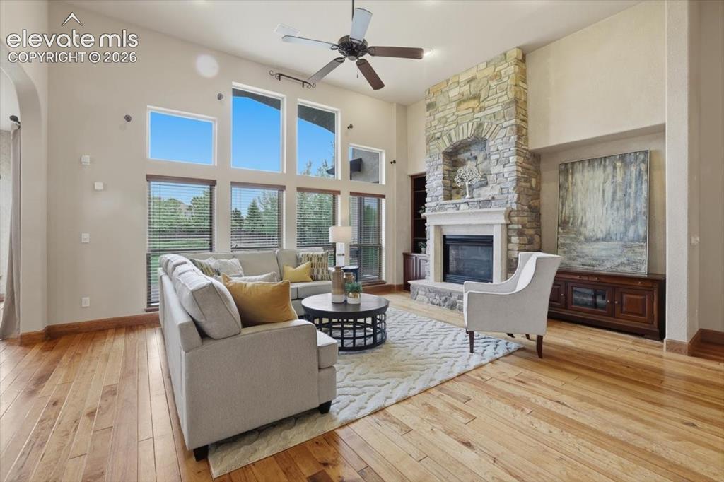 Image 7 of 32: Spacious Great Room with vaulted ceiling, custom built-ins, Gas fireplace w