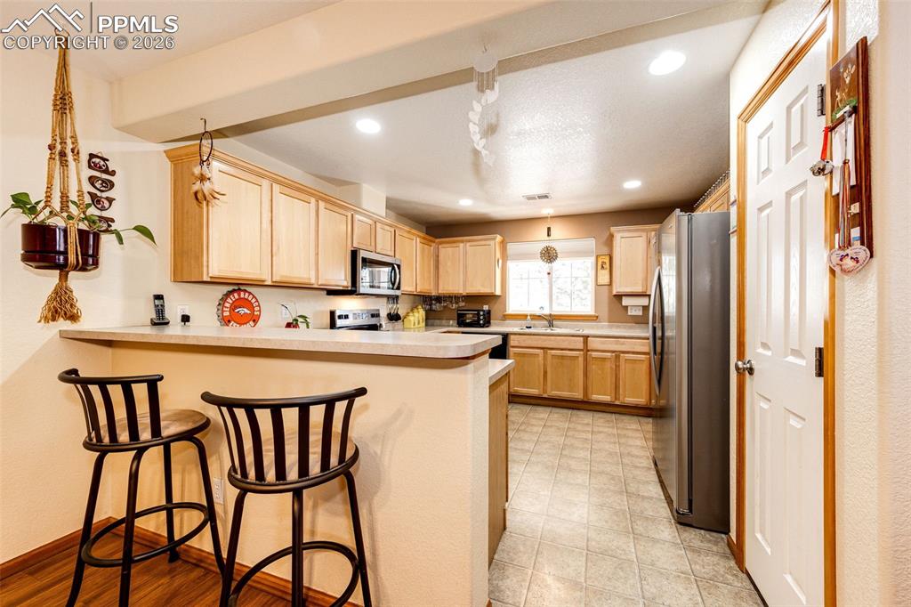 Image 9 of 28: Kitchen