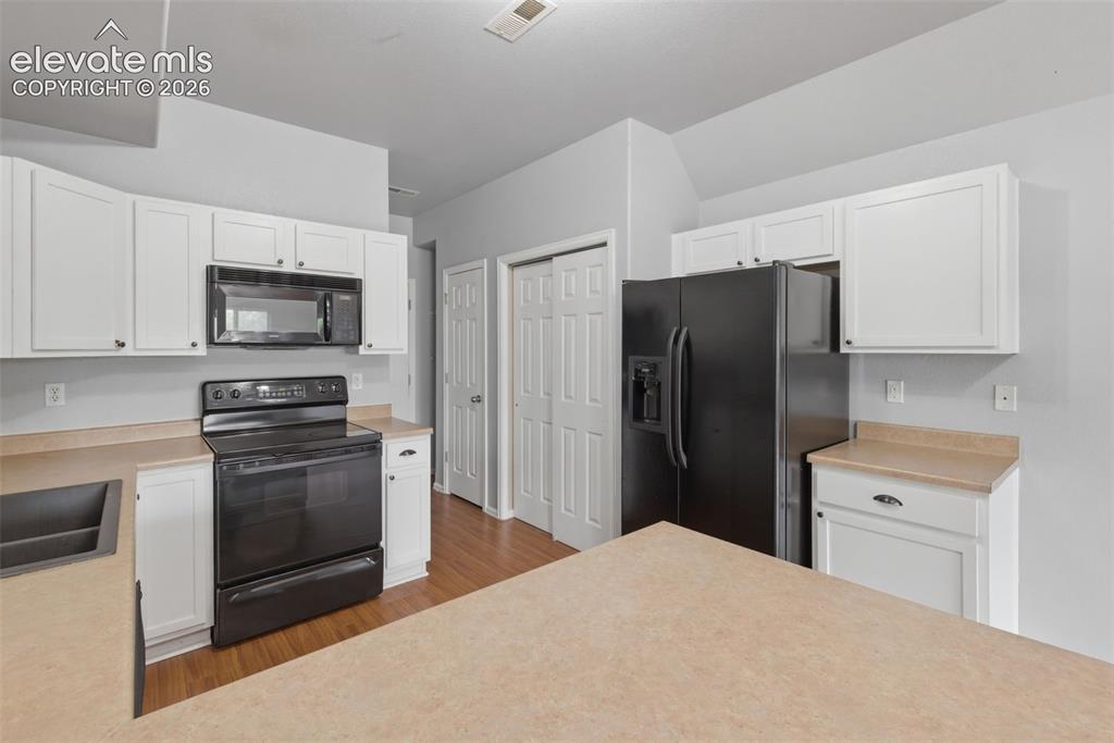 Image 10 of 50: Kitchen