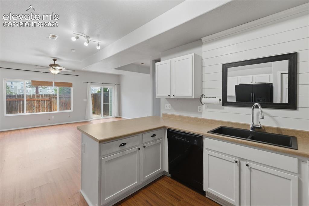 Image 11 of 50: Kitchen