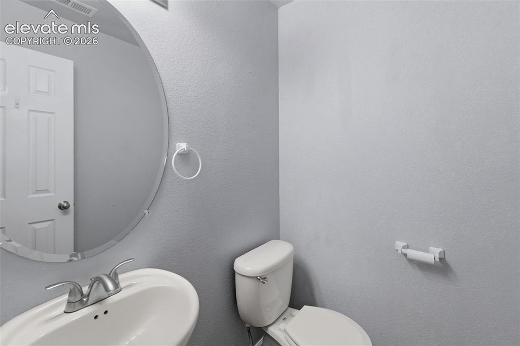 Image 14 of 50: Bathroom