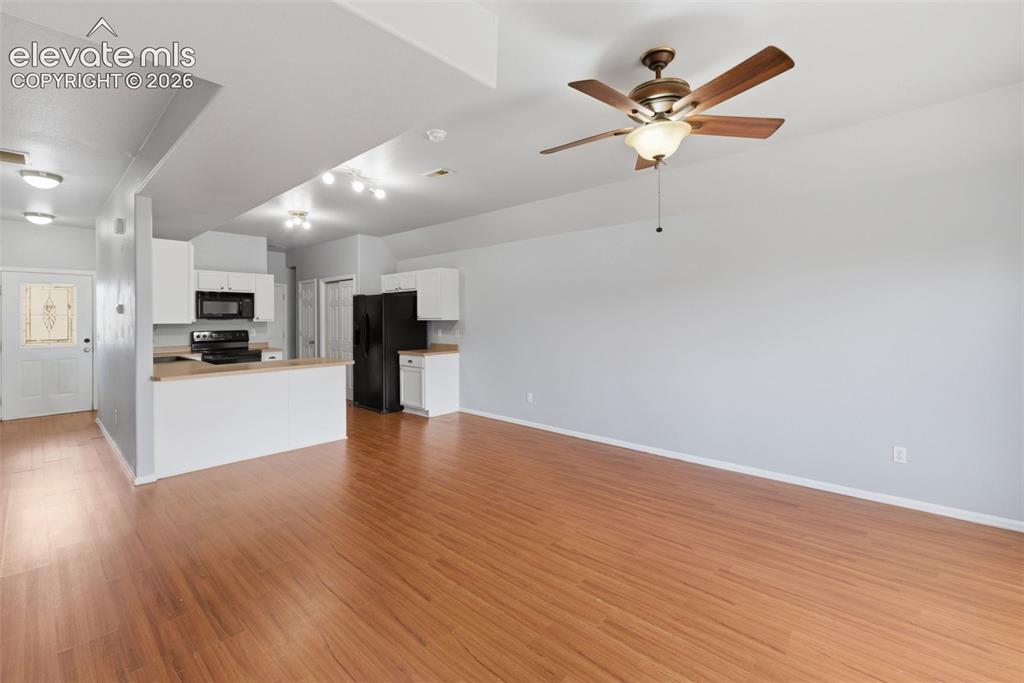 Image 5 of 50: Dining Area
