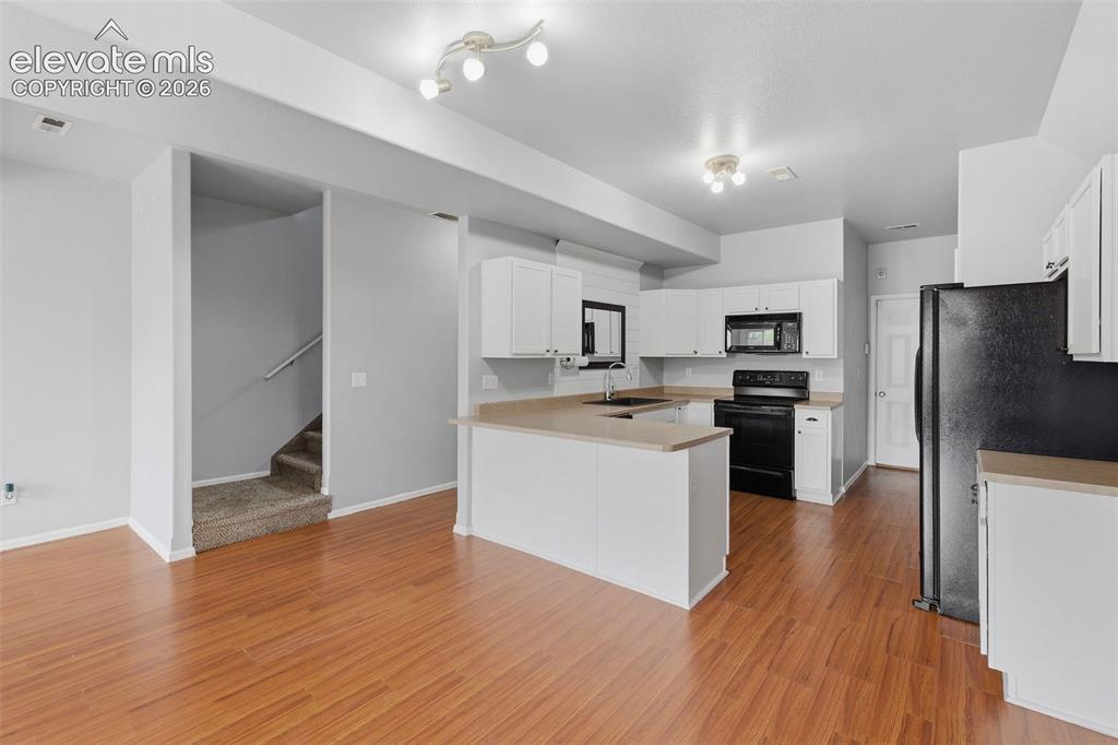 Image 8 of 50: Dining Area