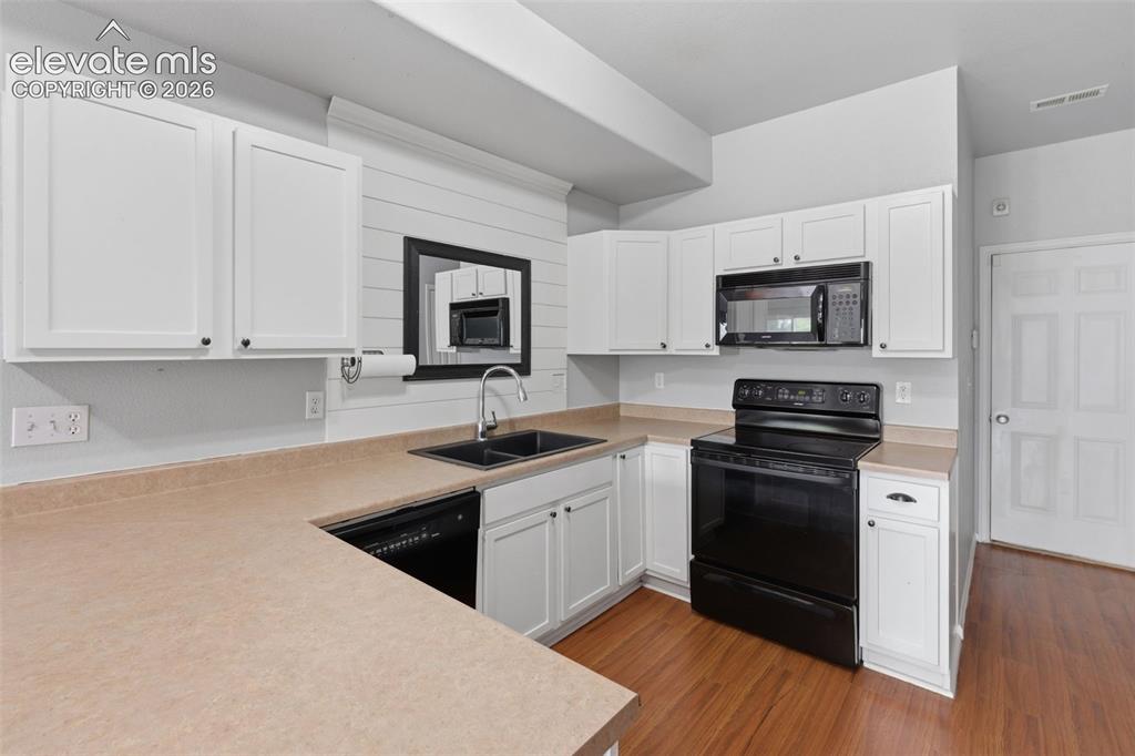 Image 9 of 50: Kitchen