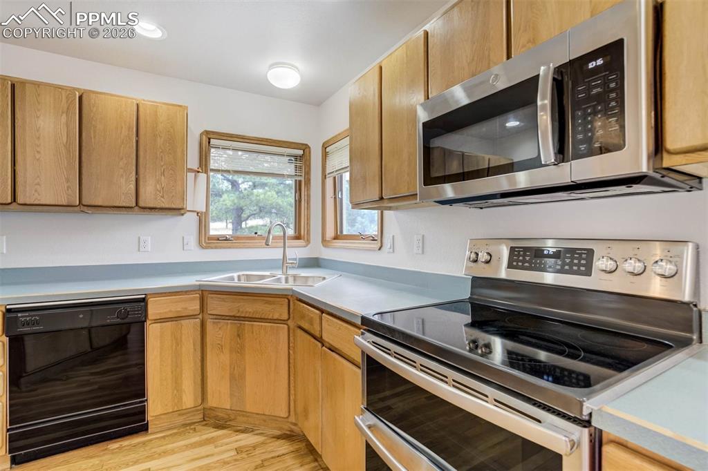 Image 17 of 48: Kitchen