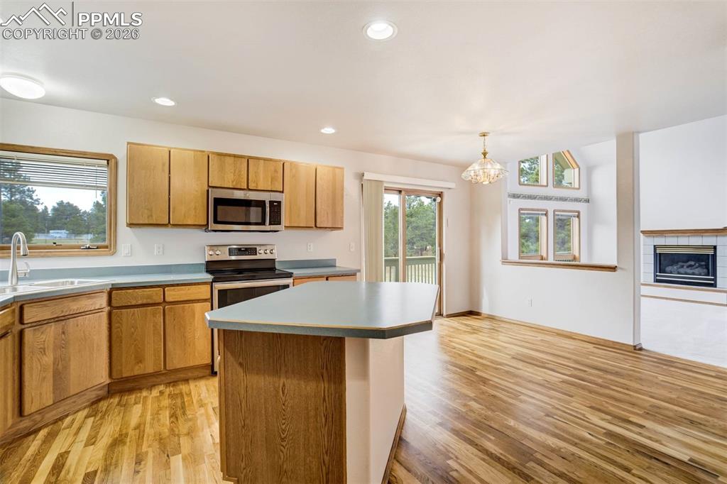 Image 19 of 48: Kitchen