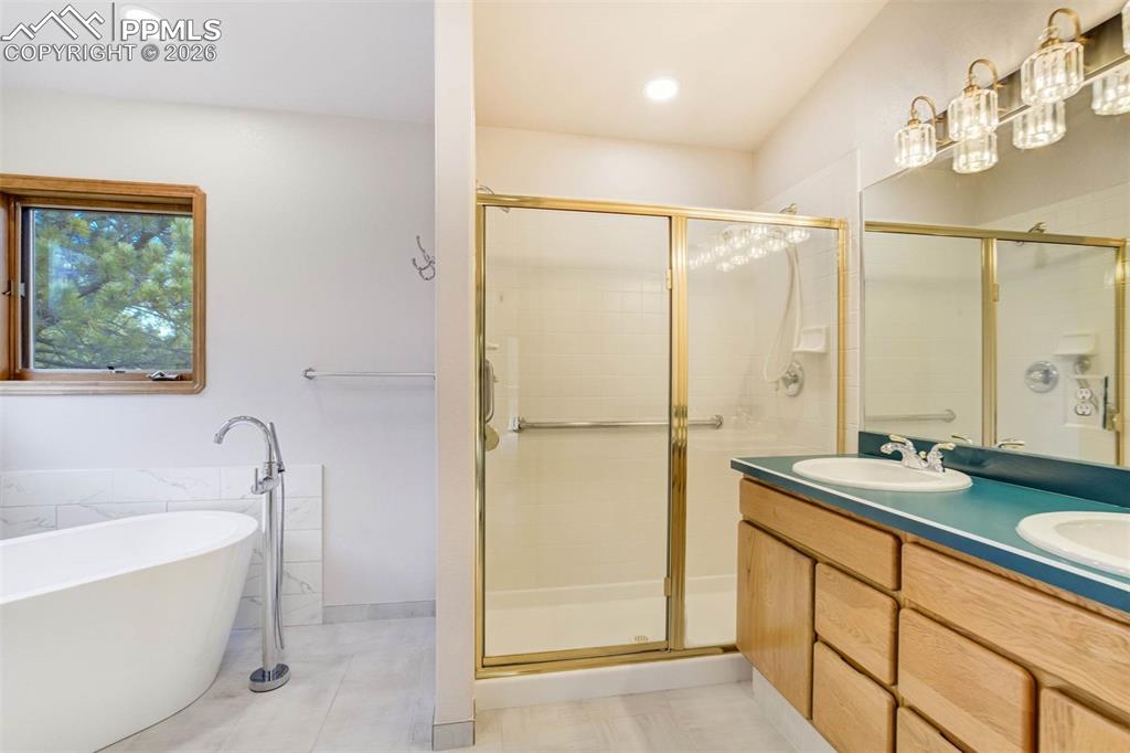 Image 25 of 48: Bathroom