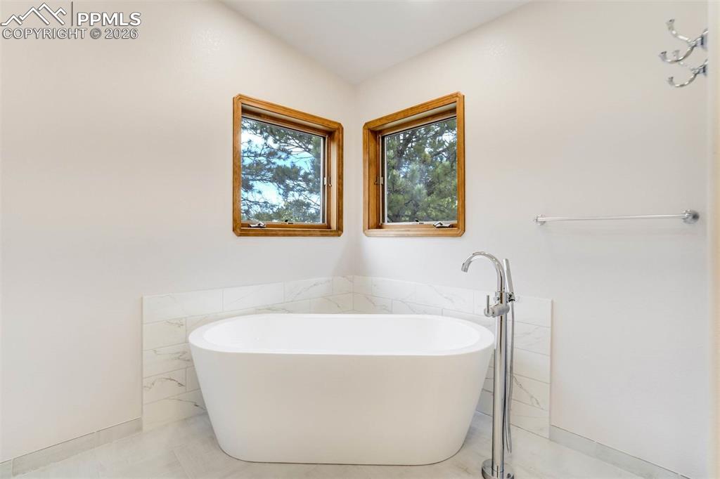 Image 26 of 48: Bathroom