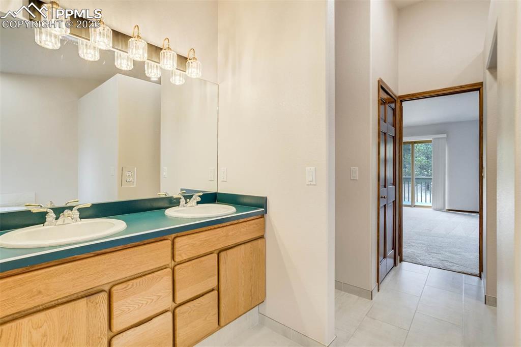 Image 27 of 48: Bathroom