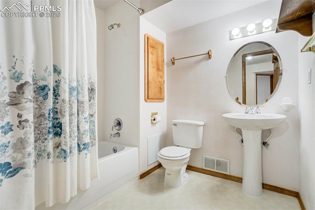 Image 41 of 48: Bathroom