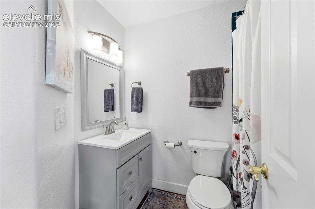Image 15 of 50: Bathroom