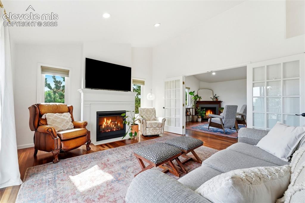 Image 18 of 50: Living Room