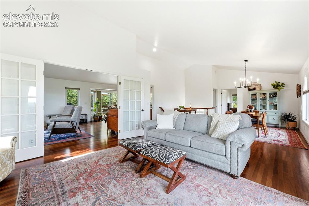 Image 19 of 50: Living Room