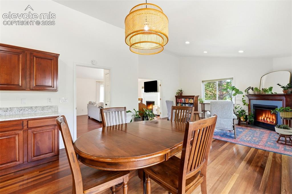 Image 35 of 50: Dining Area