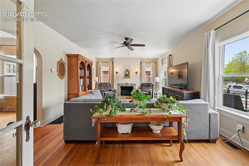 Image 6 of 50: Main living room