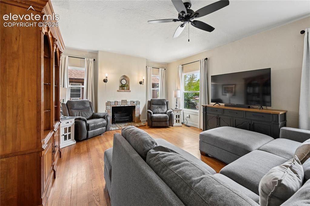 Image 8 of 50: LivingRoom