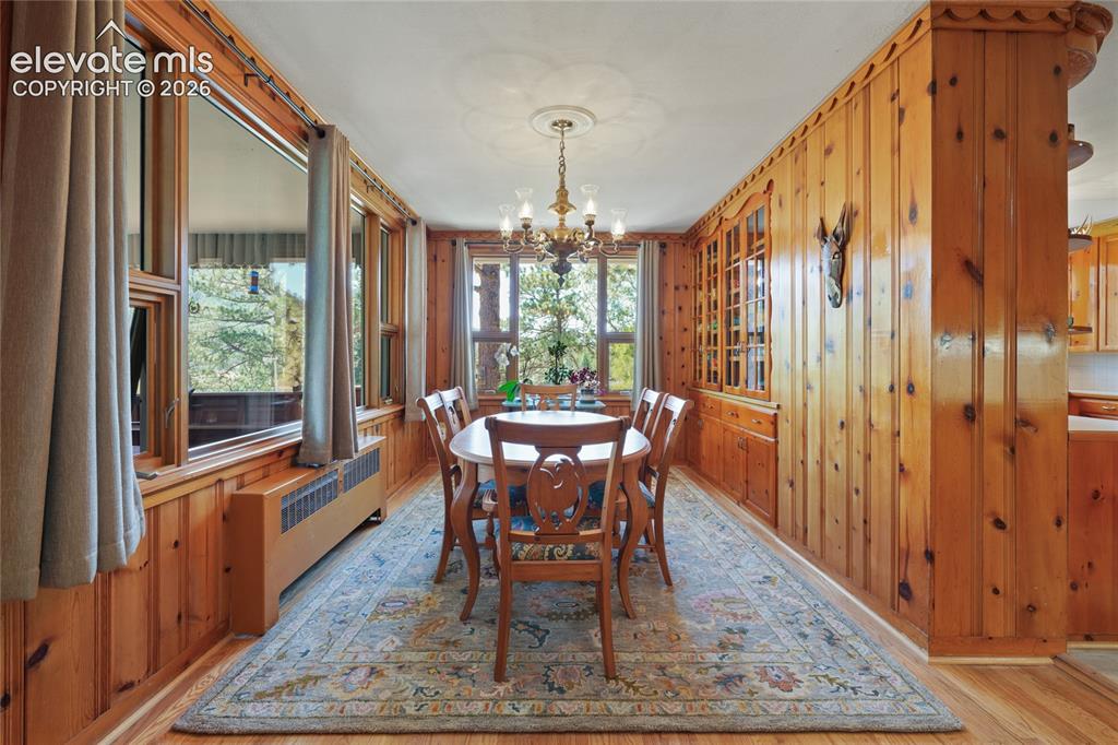 Image 18 of 50: Dining Area