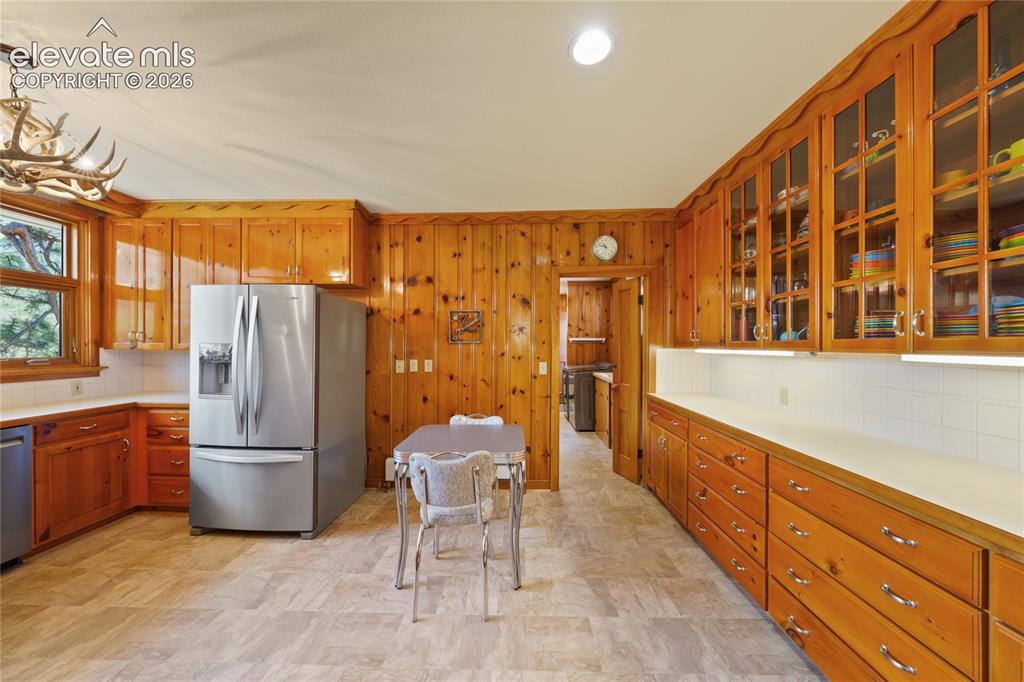 Image 19 of 50: Kitchen