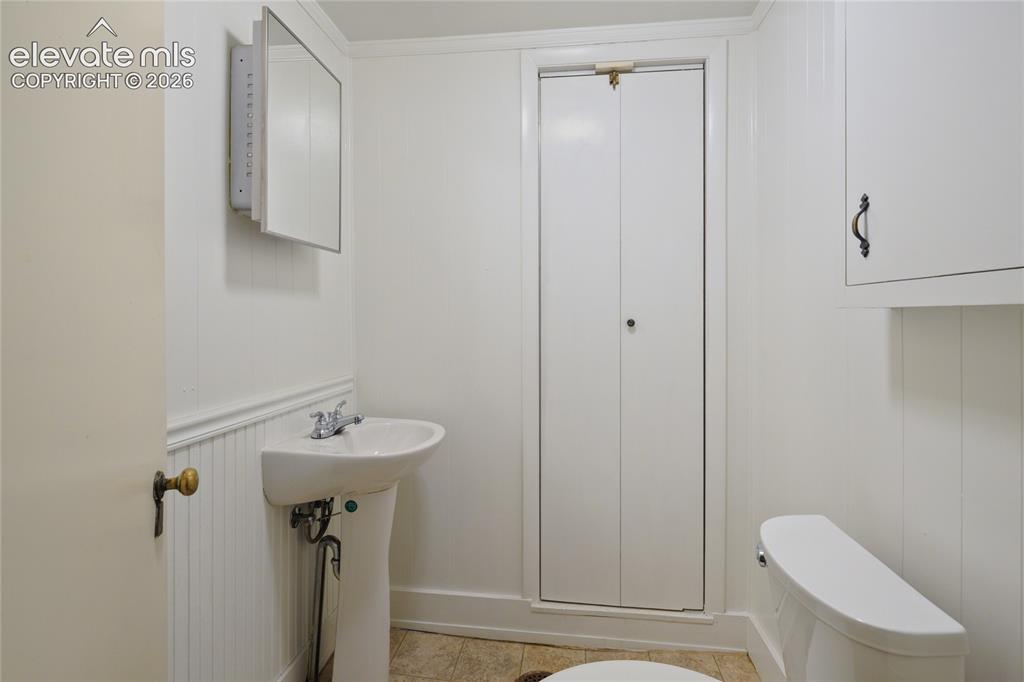 Image 47 of 50: Bathroom