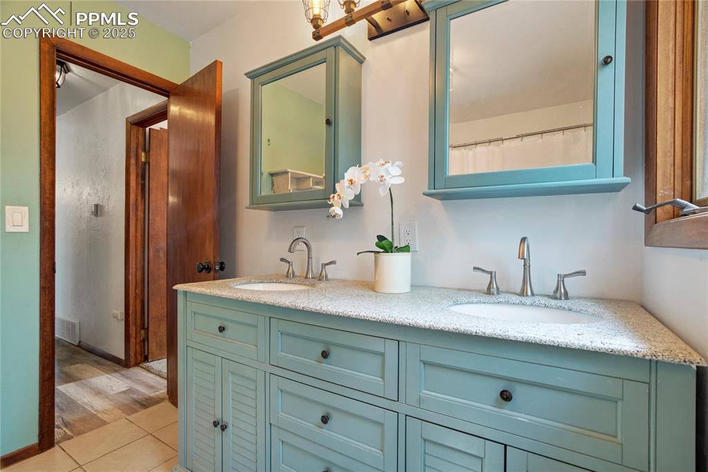 Image 19 of 50: Bathroom